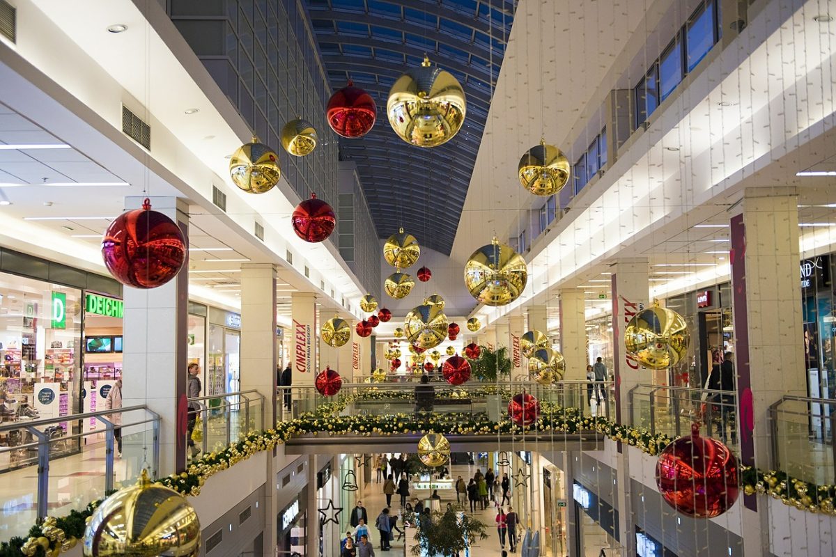 Shopping mall at Christmas retail crime